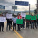 Agricultores de Oaxaca bloquean crucero del aeropuerto