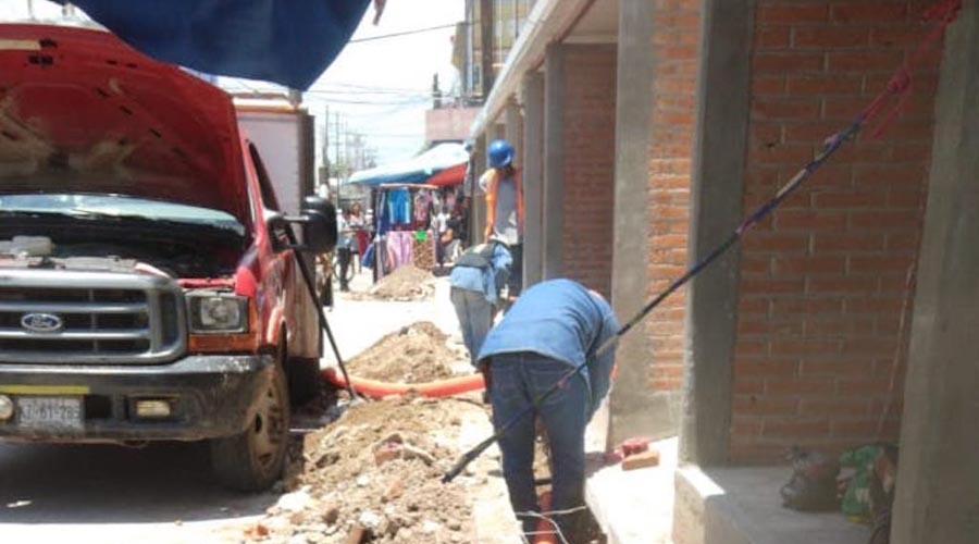 Avanzan trabajos de electrificación  en el mercado  de Juchitán