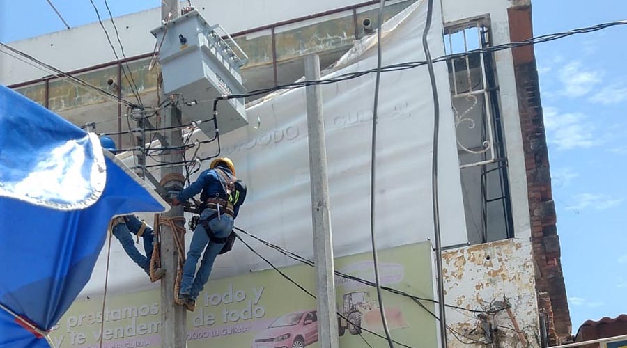 Avanzan trabajos de electrificación  en el mercado  de Juchitán