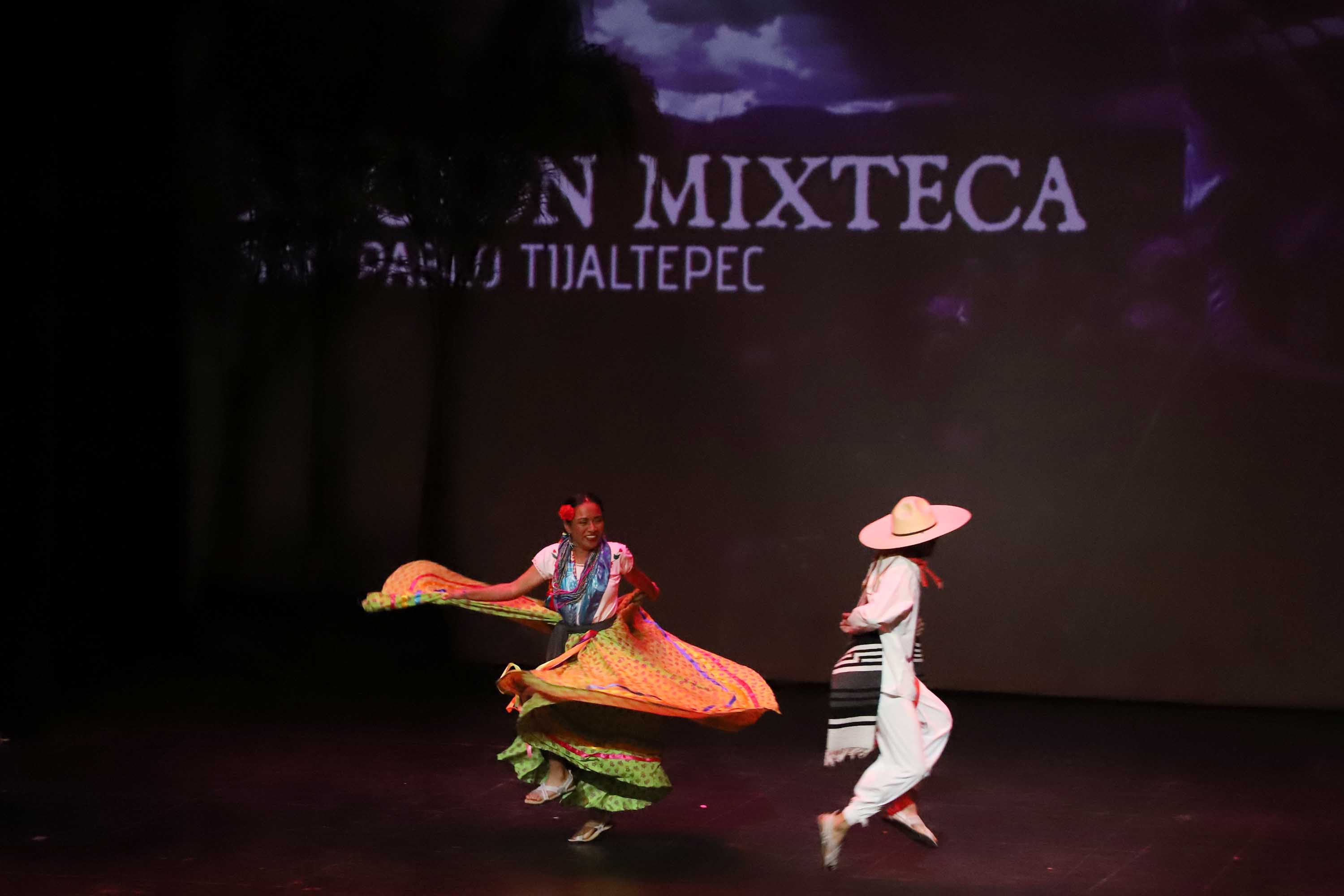 Presentan “Guelaguetza Morena” en el Teatro Macedonio Alcalá