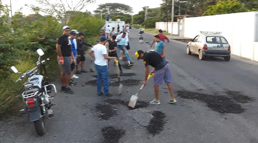 Ciclistas bachean  carretera en Juchitán