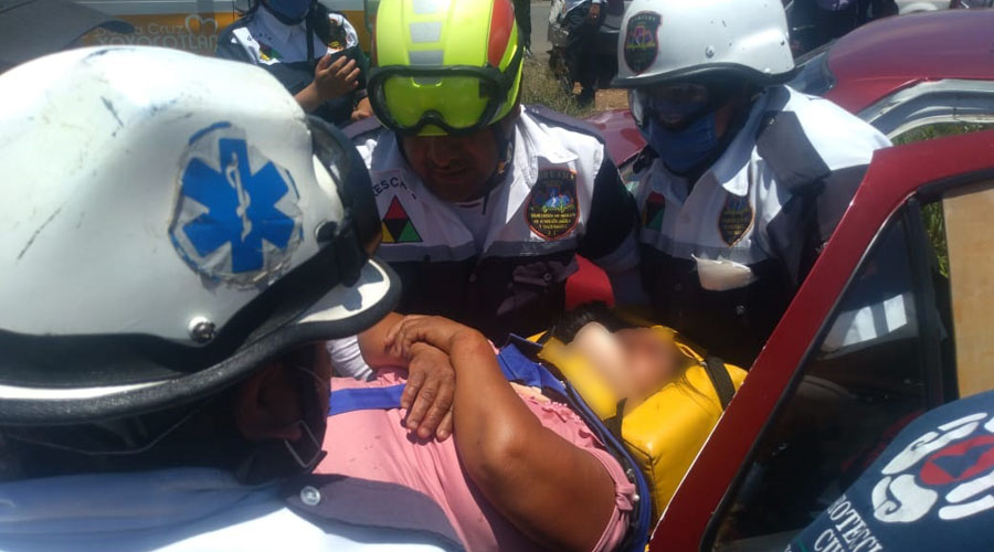 Tres lesionados por choque en San Raymundo Jalpan