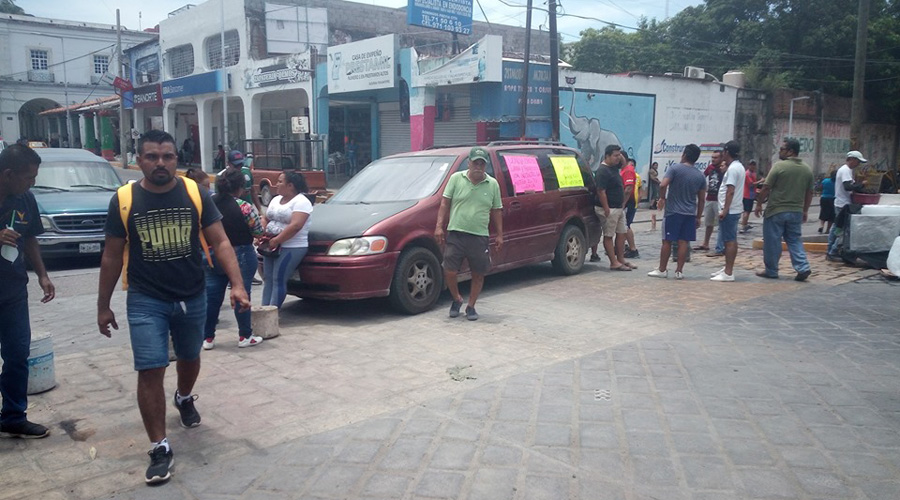 Exigen liberación de retenidos dentro de una farmacia en Tehuantepec