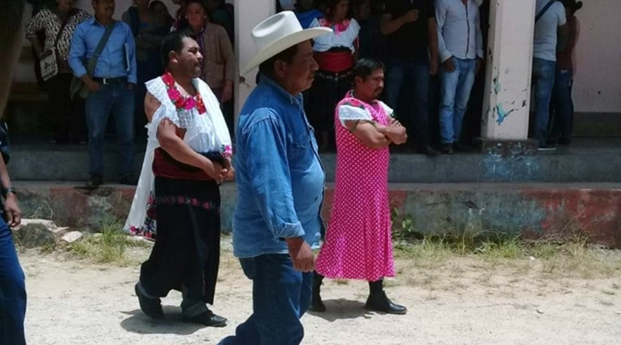 Visten de mujer a alcalde en comunidad tzotzil por incumplir promesas de campaña | El Imparcial de Oaxaca
