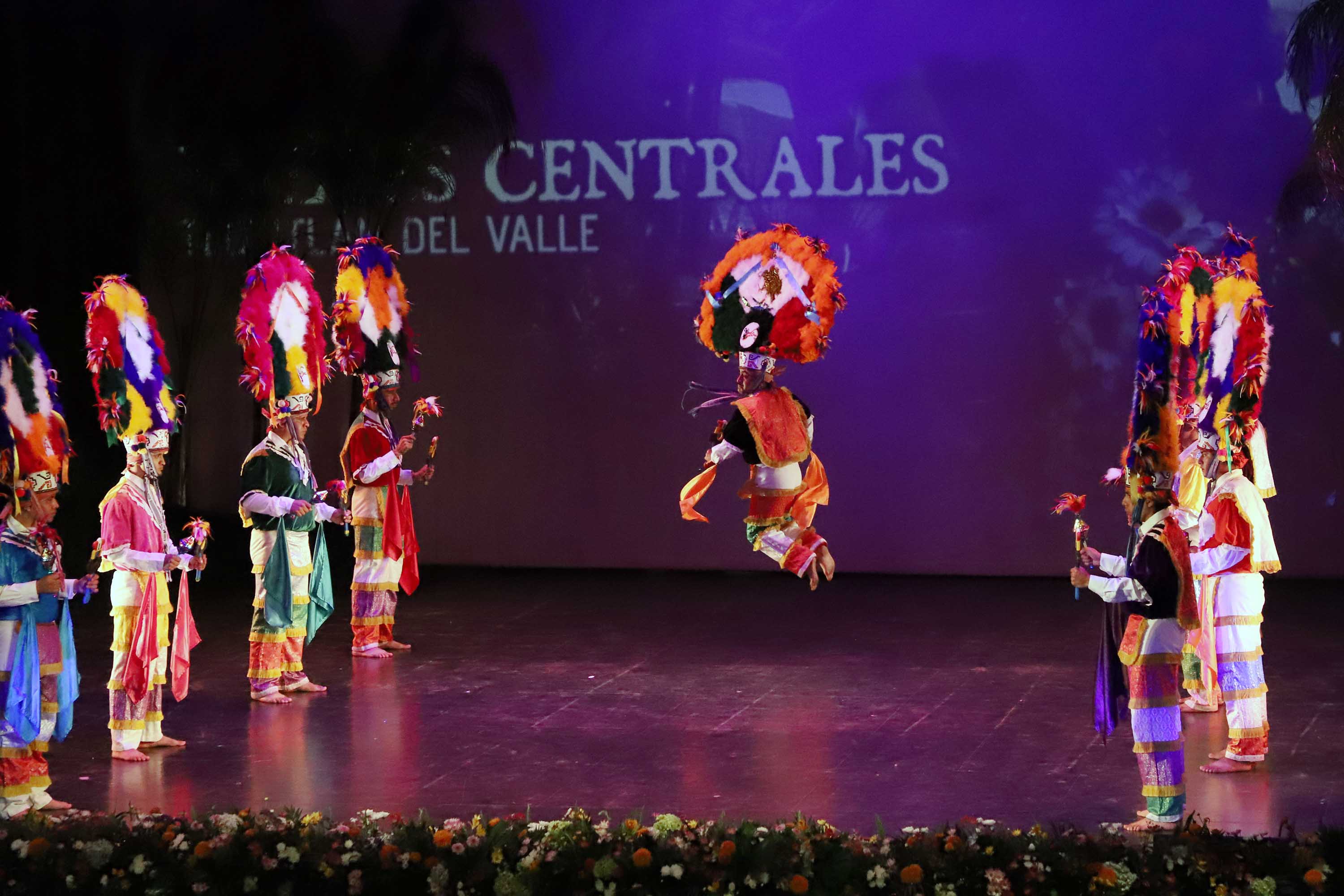 Presentan “Guelaguetza Morena” en el Teatro Macedonio Alcalá