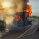 Vehículo de reparto arde en llamas en Huajuapan