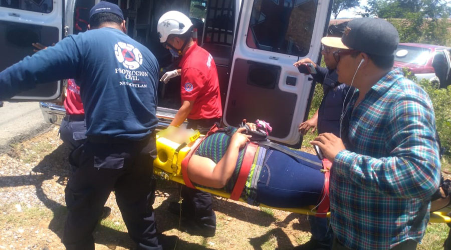 Tres lesionados por choque en San Raymundo Jalpan