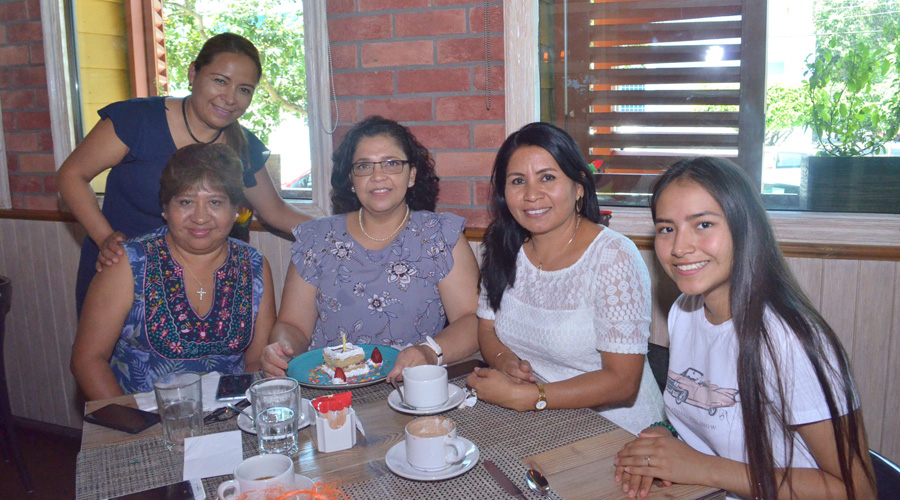 Lucy recibe buenos deseos de sus amigas por su cumpleaños | El Imparcial de Oaxaca