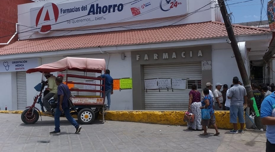 Exigen liberación de retenidos dentro de una farmacia en Tehuantepec