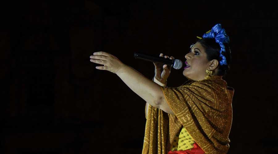 Natalia Cruz y banda La istmeña conquistan con el zapoteco