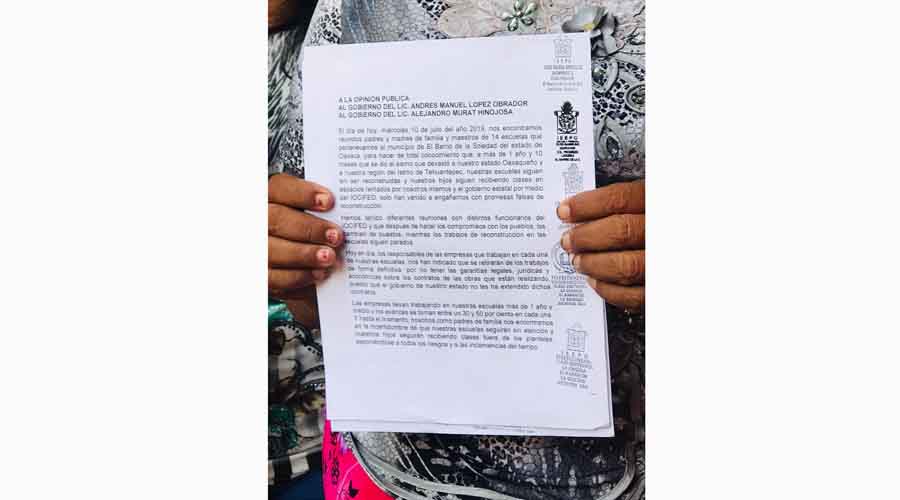Padres de familia exigen reconstrucción de escuelas en El Barrio de la Soledad
