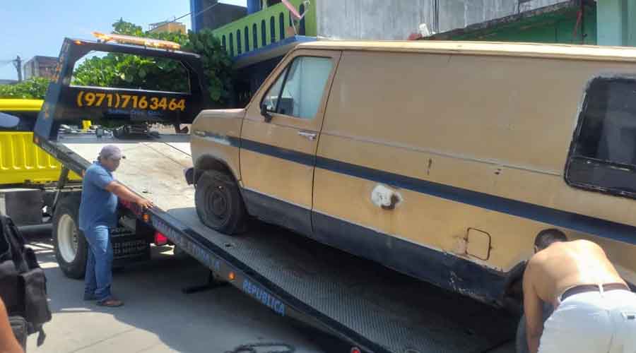 Retiran vehículos ‘chatarra’ de la vía pública en Salina Cruz
