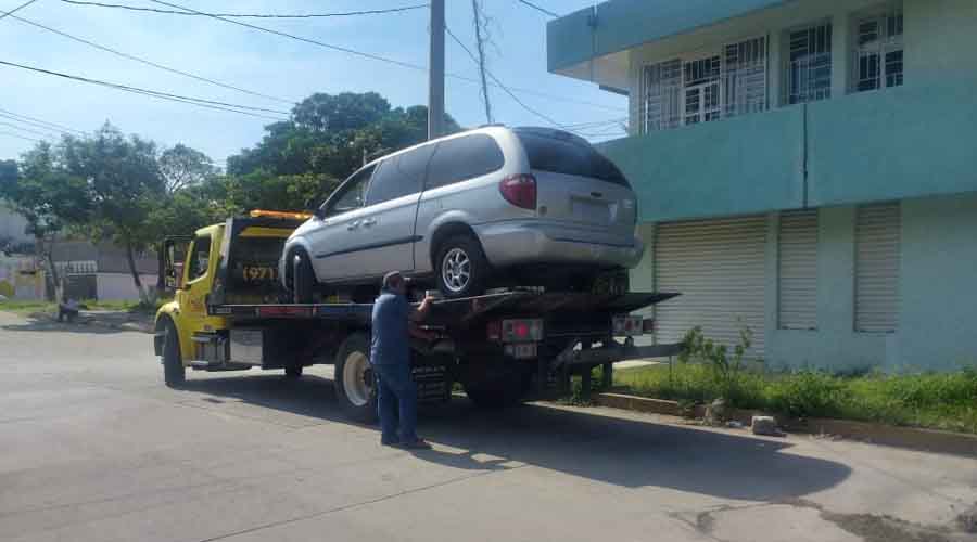 Retiran vehículos ‘chatarra’ de la vía pública en Salina Cruz