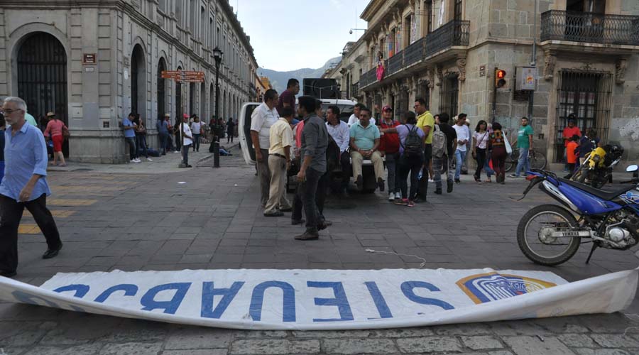 Por “bono de no actuación”, STEUABJO bloquea calles del centro histórico