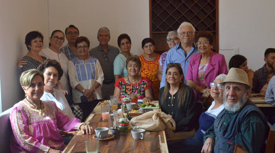 Compañeros de grupo folclórico asisten al doble festejo de cumpleaños | El Imparcial de Oaxaca