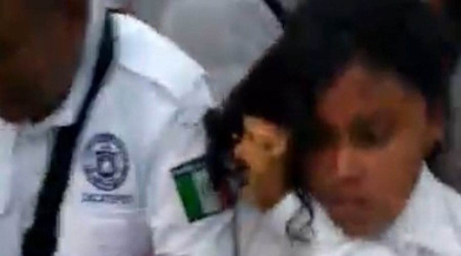 Video: niña de secundaria y policía vial se agarran a golpes | El Imparcial de Oaxaca
