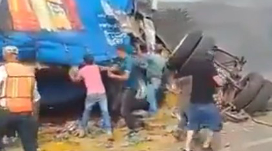 Video: rapiñan sopa mientras conductor de tráiler se calcinaba | El Imparcial de Oaxaca