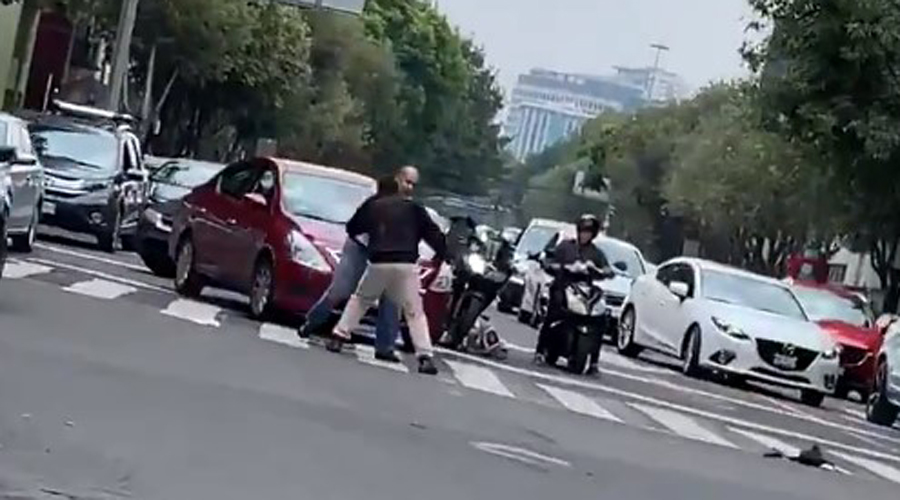Video: Así fue como se agarraron a golpes motociclista y “Don Uber” | El Imparcial de Oaxaca