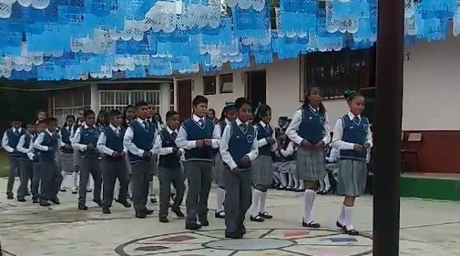 Video: Alumnos cambian tradicional vals de graduación por una cumbia | El Imparcial de Oaxaca