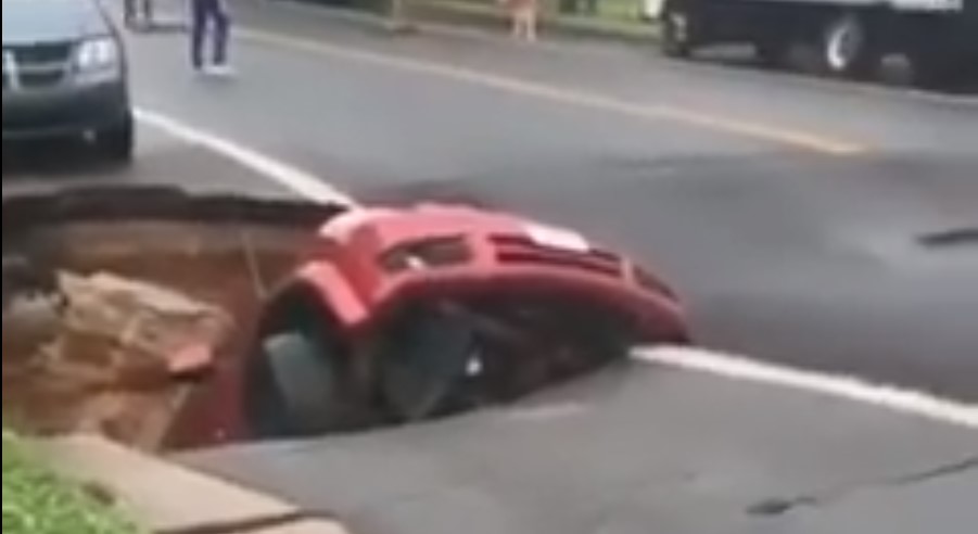 Video: Socavón gigante se traga auto estacionado por completo | El Imparcial de Oaxaca