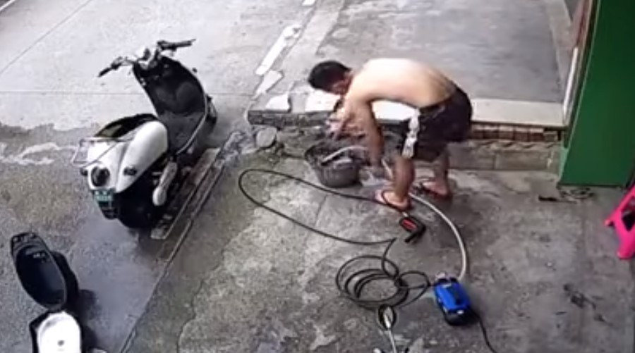 Video: Joven estuvo a punto de morir electrocutado al lavar su moto | El Imparcial de Oaxaca