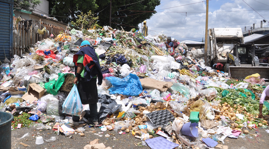 Se acumula la basura en Centro Histórico de Oaxaca a días del inicio de la Guelaguetza
