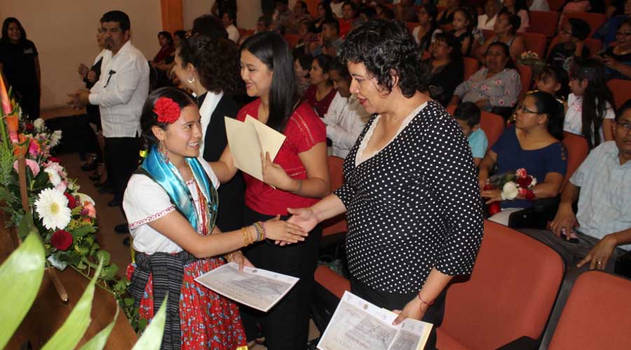 Se gradúan alumnos de  la Casa de la Cultura de Huajuapan de León