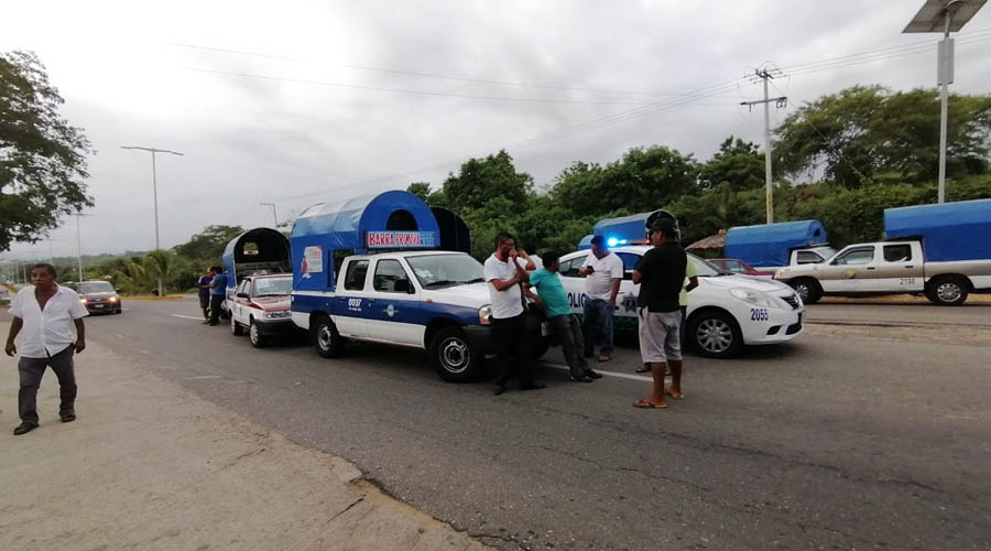 Transportistas bloquean  la carretera federal 200 | El Imparcial de Oaxaca