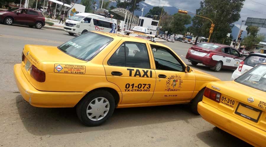 Chocan taxi y motocicleta en el Parque del Amor