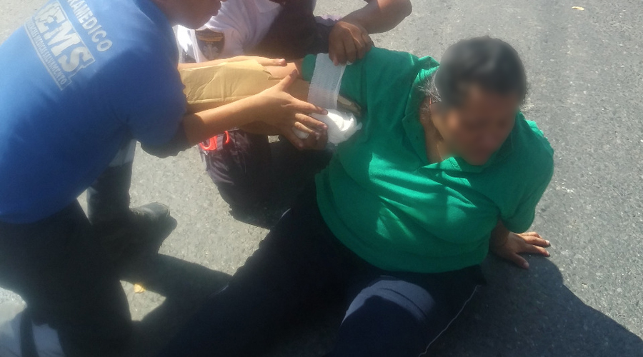 Motociclista se estrella contra puerta de taxi en Calzada Madero