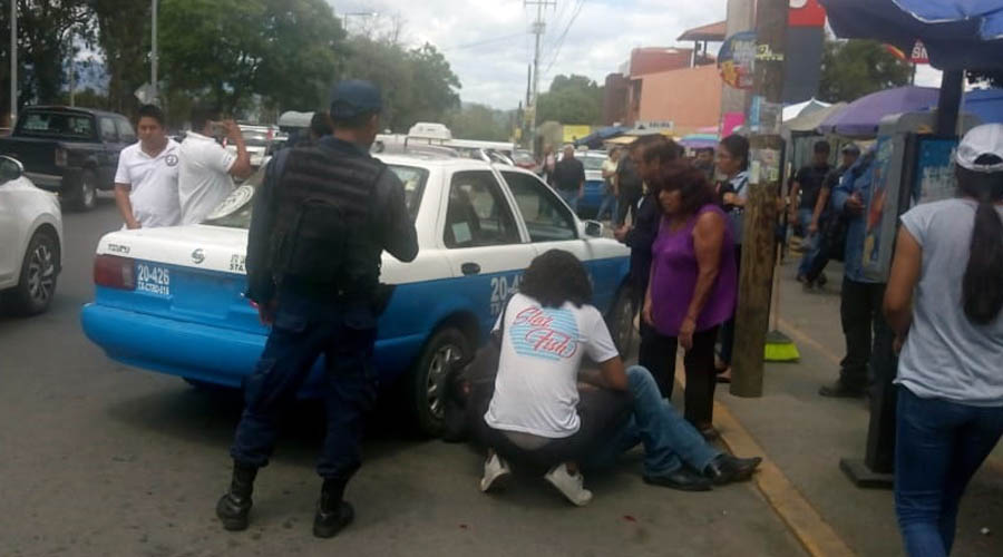 Lo embiste un taxi de sitio Santa Lucía-Centro en la Macroplaza | El Imparcial de Oaxaca