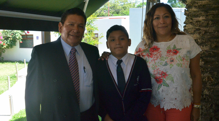 Carlos termina estudios de secundaria. ¡Enhorabuena! | El Imparcial de Oaxaca