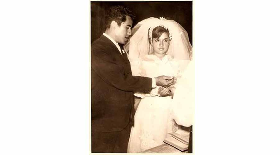 Anita y Eloy celebrando 50 años de matrimonio