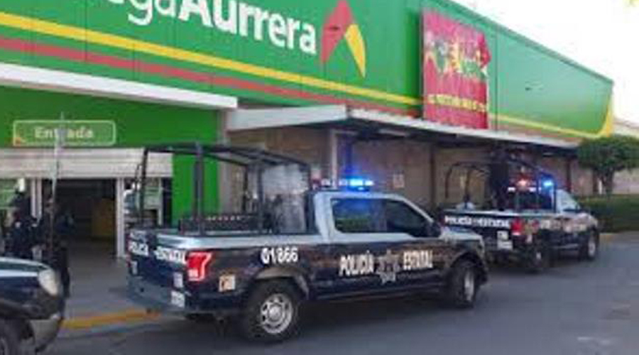 Vehículo sale del camino en Huajuapan