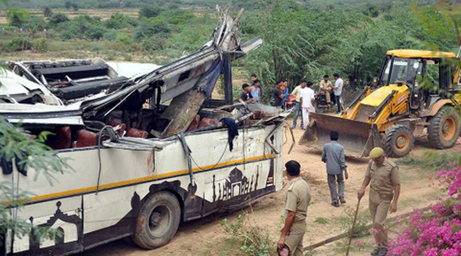Mueren 29 personas en volcadura de un autobús en la India