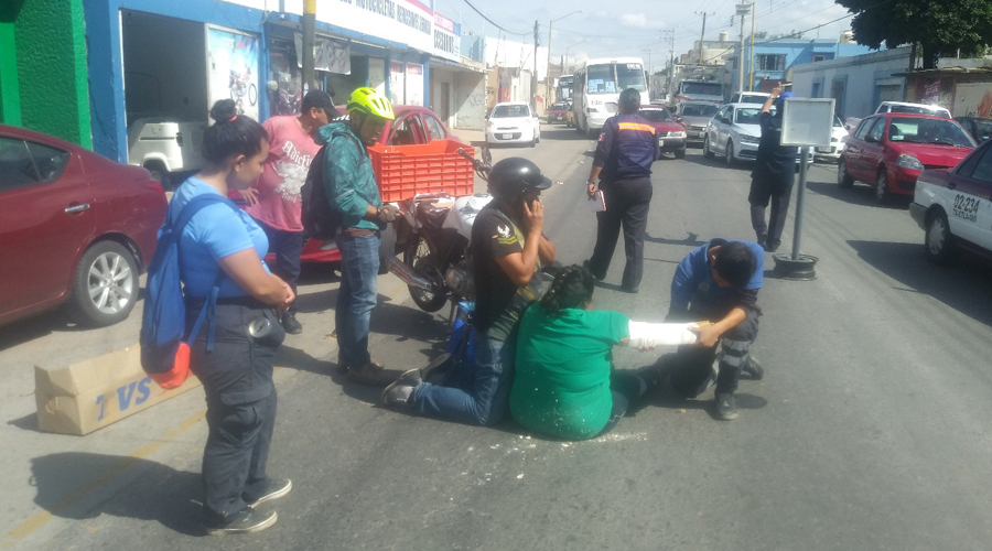 Motociclista se estrella contra puerta de taxi en Calzada Madero