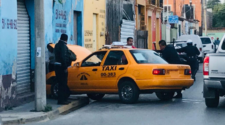 Taxista choca contra vidriería en pleno Centro Histórico