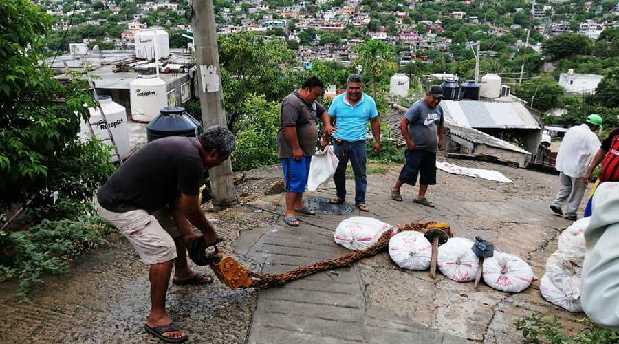 Vecinos evitan caída de poste sobre una vivienda en Salina Cruz