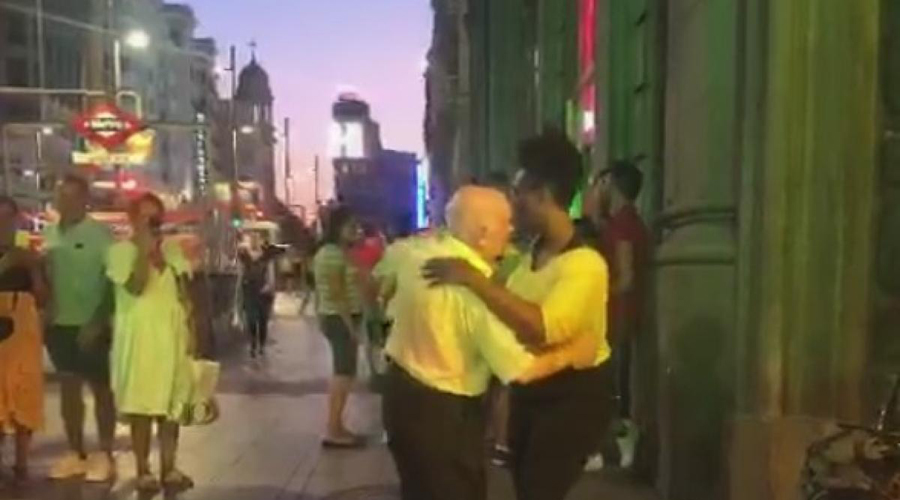 Video: Sorprende abuelo bailando en calles de Madrid | El Imparcial de Oaxaca