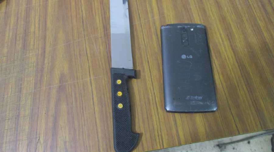 Detienen a sujeto con cuchillo y un teléfono robado en la Central de Abasto