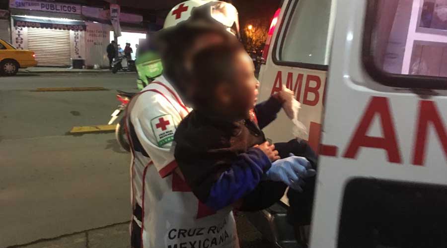 Frente a un menor de edad, taxistas golpean a sujeto en Periférico