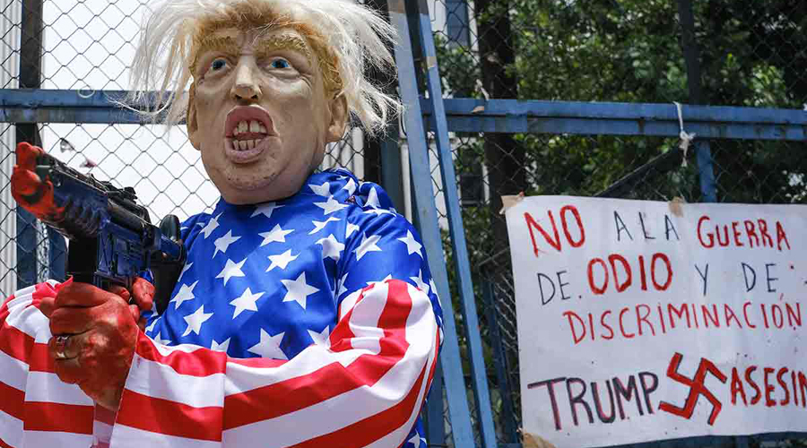 Queman a “Trump” en protesta contra tiroteo en el Paso, Texas
