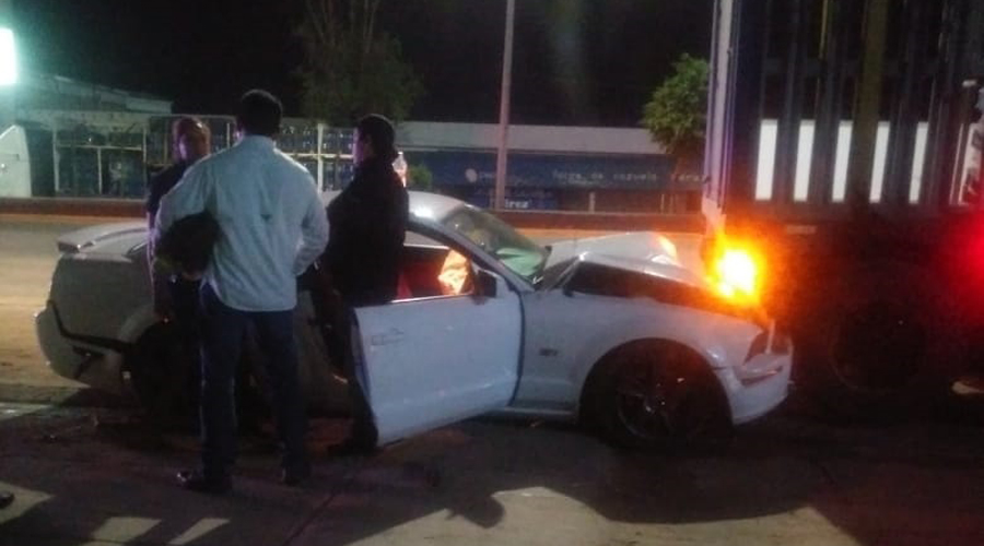 Borracho impacta su Mustang contra tráiler en la carretera 190