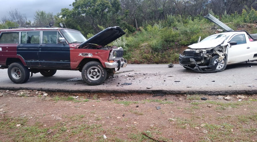 Aparatoso choque entre camionetas en Miahuatlán