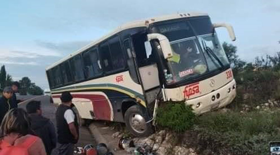 Autobús se sale de la carretera federal 125 | El Imparcial de Oaxaca