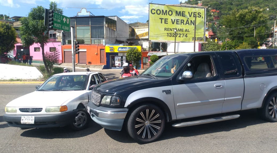 Chocan automovilistas en crucero de la colonia Cuauhtémoc | El Imparcial de Oaxaca