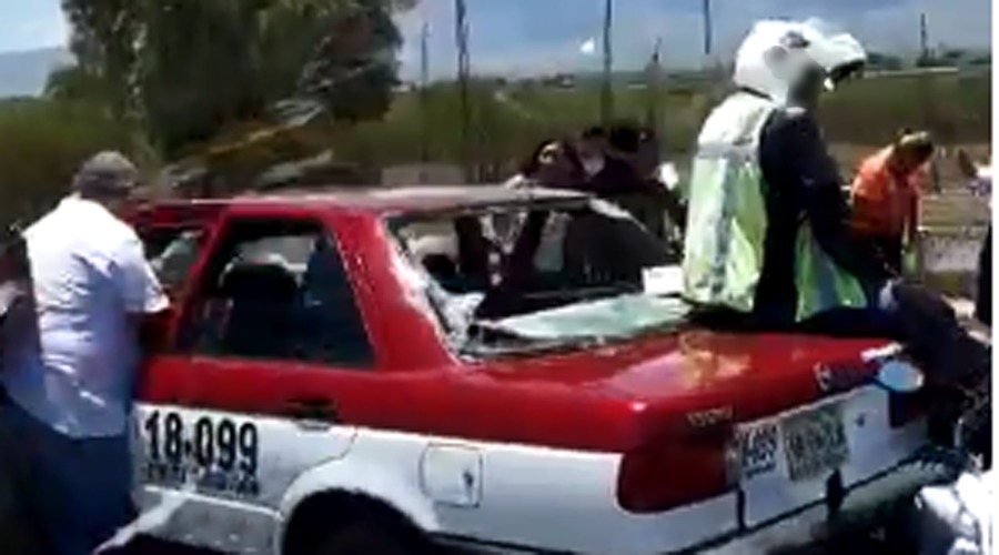 Cobrador se estrella con su moto en un taxi en Tlacolula de Matamoros | El Imparcial de Oaxaca