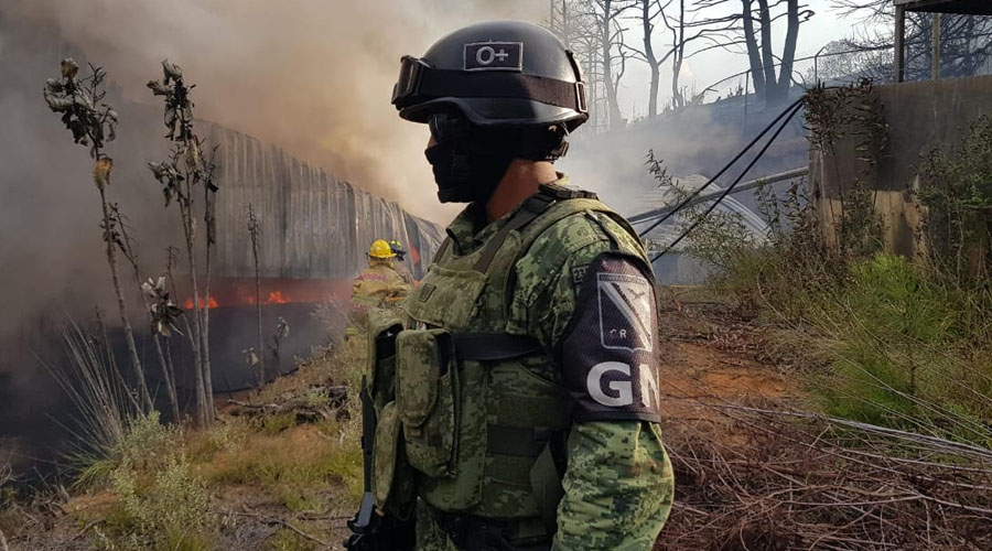 Fuego arrasa con fábrica de resina en carretera a Ixtlán