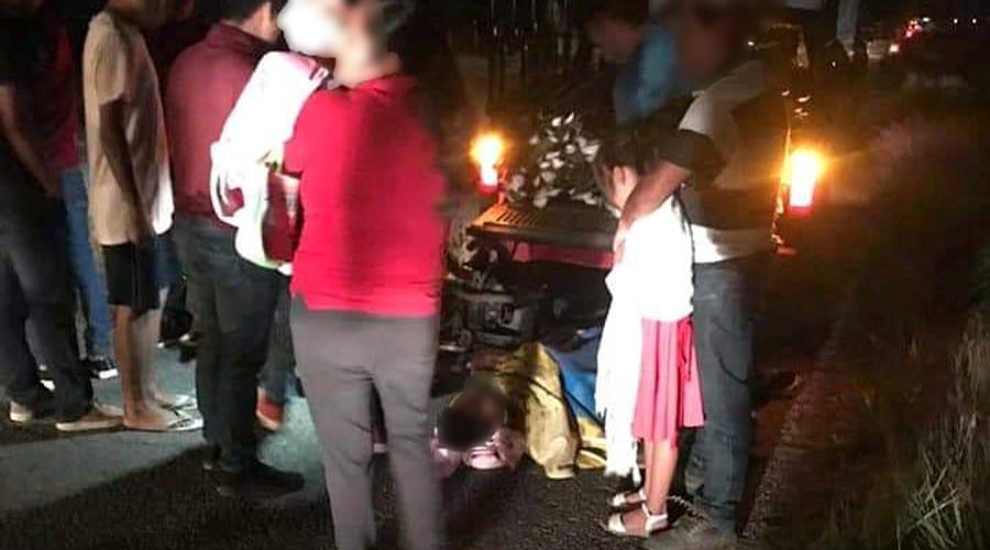 Familia estrella su moto atrás de una camioneta en San Pedro Apóstol, Ocotlán
