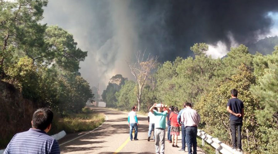Fuego arrasa con fábrica de resina en carretera a Ixtlán